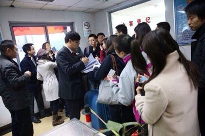 说明: 大批媒体记者在最高法传达室登记进入法院。新京报记者 王贵彬 摄