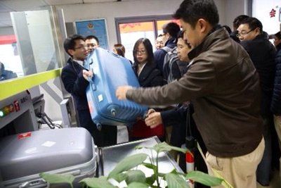 说明: 360的代理律师提着文件箱过安检。新京报记者 王贵彬 摄