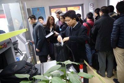 说明: 360的代理律师提着文件箱过安检。新京报记者 王贵彬 摄
