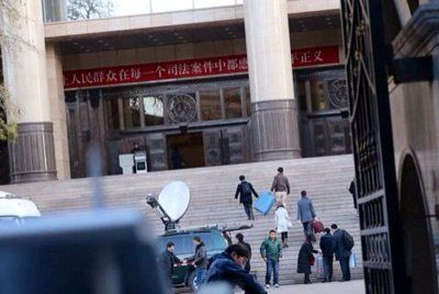 说明: 360代理律师提着大文件箱进入法院。新京报记者 王贵彬 摄