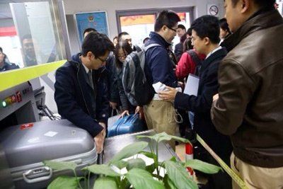 说明: 360的代理律师提着文件箱过安检。新京报记者 王贵彬 摄